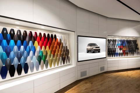 001_JLR _LUXURY_PAINT_OPERATIONS.jpg