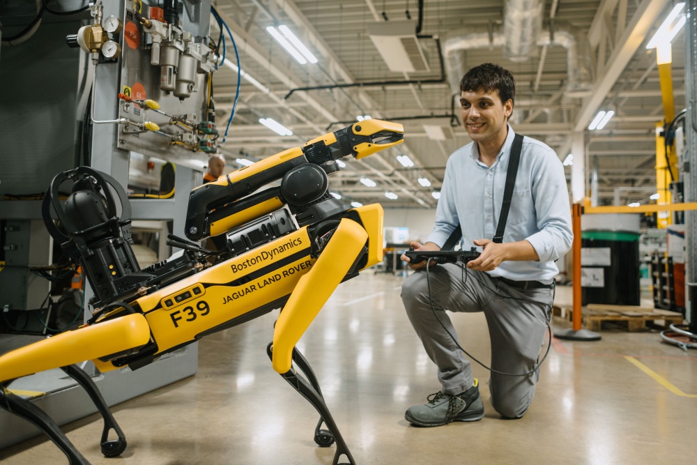 JLR、AIを活用して検査するロボット番犬「ROVER」を公開