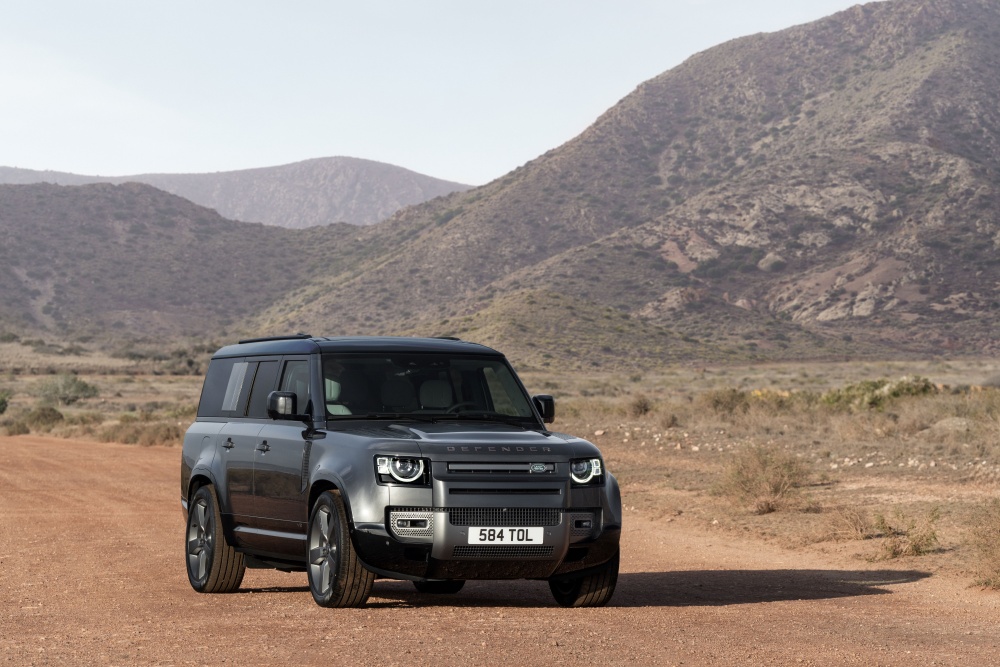 「DEFENDER」2025年モデル 2024年5月9日(木)より受注開始 グレード体系を見直し、標準装備を充実させて商品力を強化 ディーゼルエンジンも350PSに出力アップ