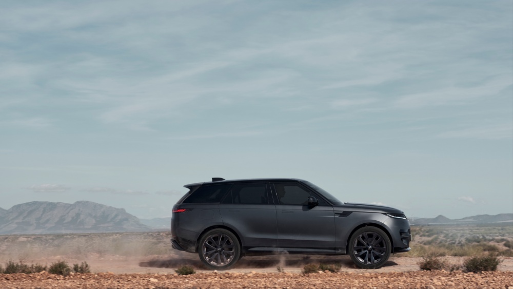 「RANGE ROVER SPORT」2025年モデル 2024年4月5日(金)より受注開始 ダイナミックかつラグジュアリーなステルスパックを導入 電動化の促進を目指し、PHEVモデルの価格を改定