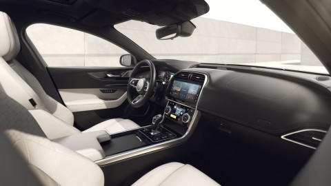 XE_22MY_interior_light oyster_2.jpg
