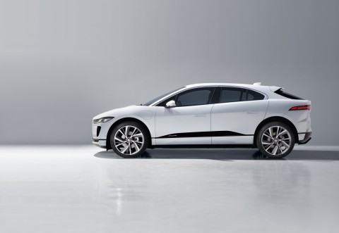 I-PACE_Golden Steering Wheel_01.jpg