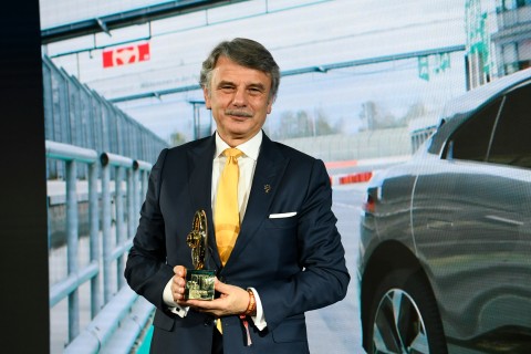 I-PACE_Golden Steering Wheel_03.jpg