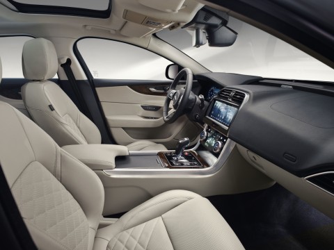 Jaguar_XE Sport Saloon 2020_13.jpg