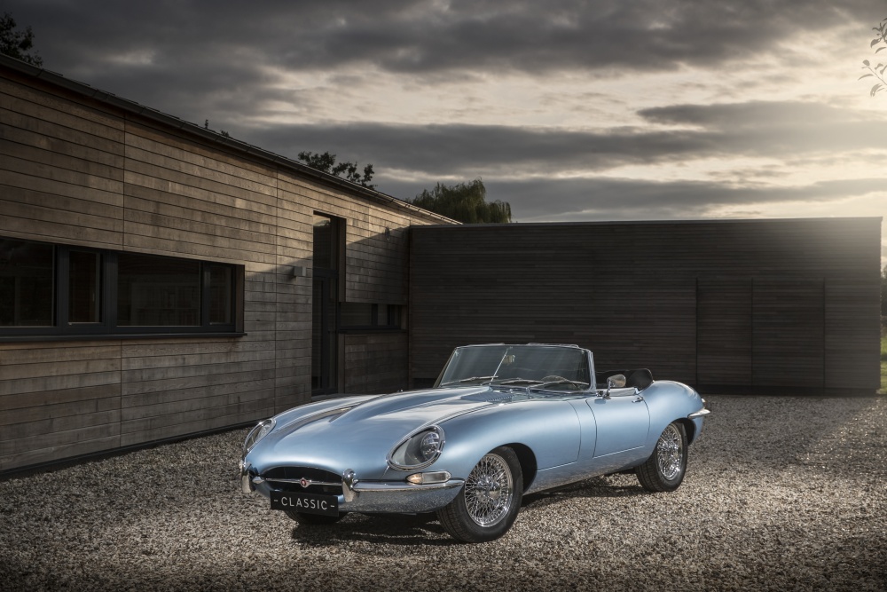 世界で最も美しい電気自動車「E-TYPE ZERO」を発表 ~ジャガーの名車「E-TYPE」をレストアし、電動パワートレインを搭載~