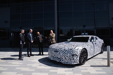008_JAGUAR_HRH_THE_PRINCE_OF_WALES_VISITS_JAGUAR_TCS_RACING_TECHNICAL_HEADQUARTERS